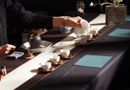 茶器に中国茶を注ぐ茶藝師