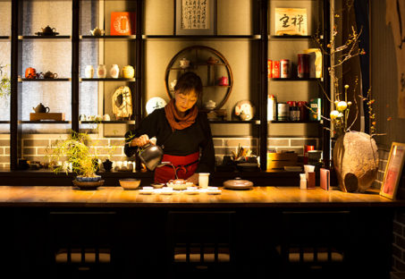 お茶席カウンターで中国茶を淹れる高級茶藝師