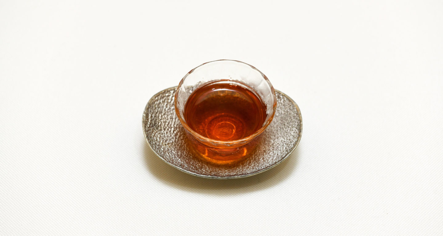 綺麗な茶器に注がれた紅玉紅茶