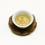 綺麗な茶器に注がれた杉林渓高山茶 サムネイル画像