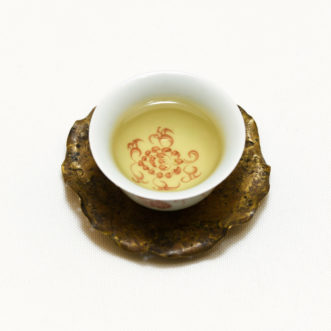 綺麗な茶器に注がれた杉林渓高山茶