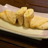 お皿に盛りつけた、美味しそうな焼き色の台湾卵クレープタンピン サムネイル画像