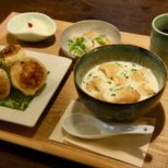 カリっと焼き上がった小籠包と、豆乳スープとサラダのセット サムネイル画像